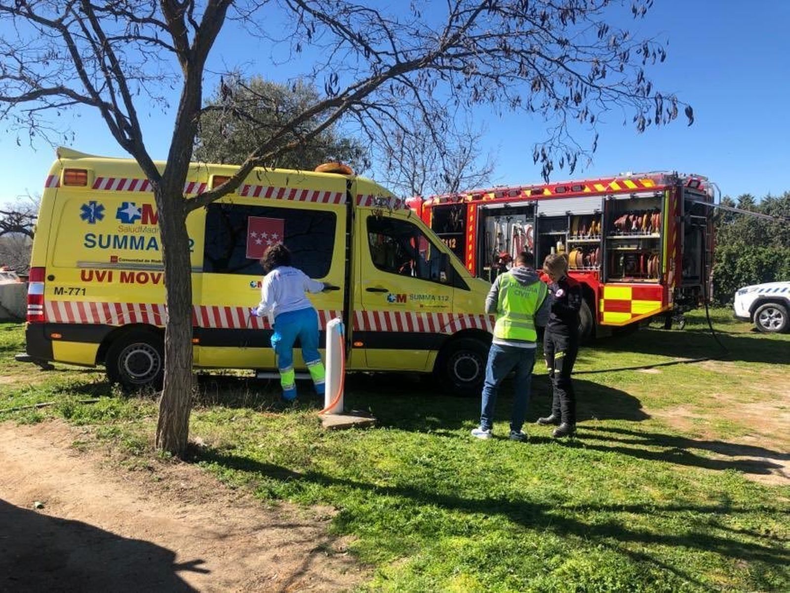 Un hombre de 74 años con pronóstico reservado,tras quedar atrapado en tractor