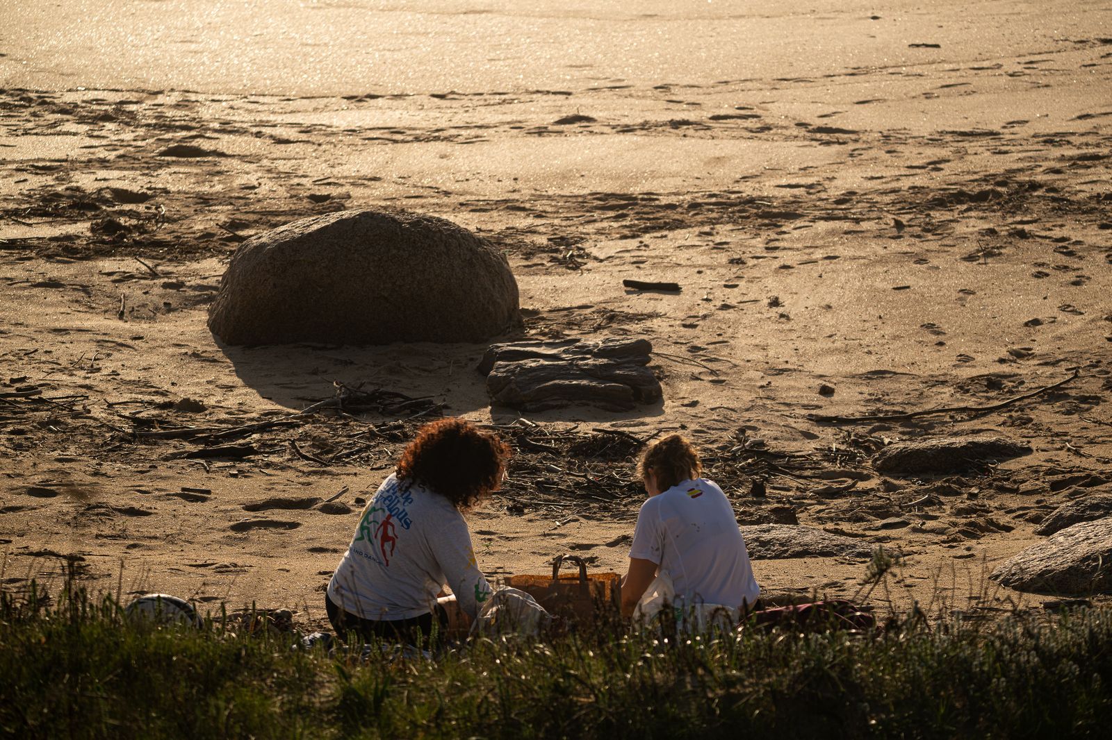 Varias personas disfrutan de las altas temperaturas en la playa de A Lanzada, a 25 de enero de 2024, en Sanxenxo, Pontevedra, Galicia