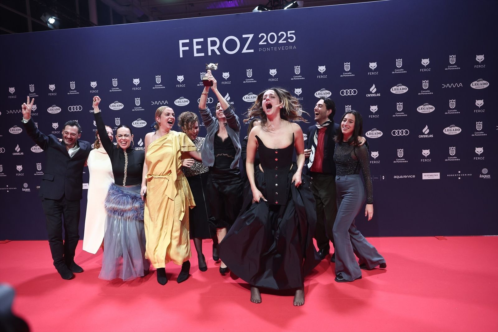 El equipo de 'Salve María' posa con el premio a Mejor película dramática