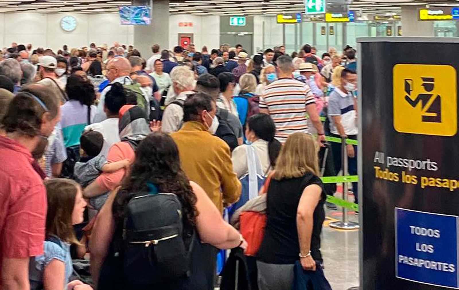 Reclaman al Gobierno una solución para el control de pasaportes en Barajas