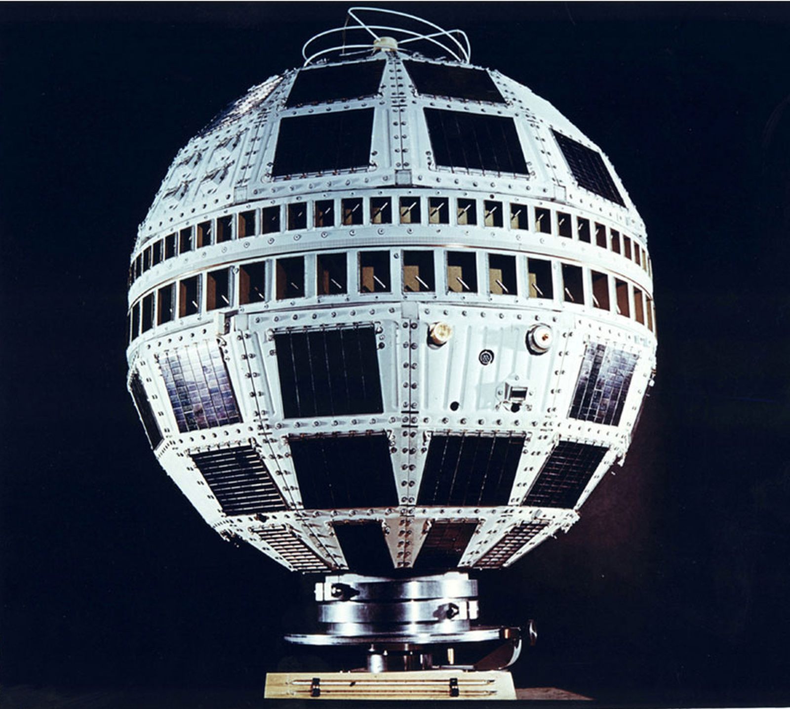 El Telstar 1, primer satélite privado que permitió la primera conexión de televisión transatlántica