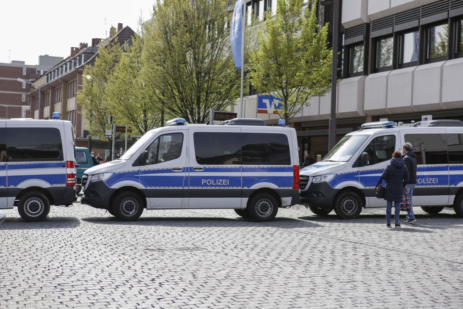 Efectivos policiales trabajan para rescatar a los atrapados en el derrumbe de Kröv