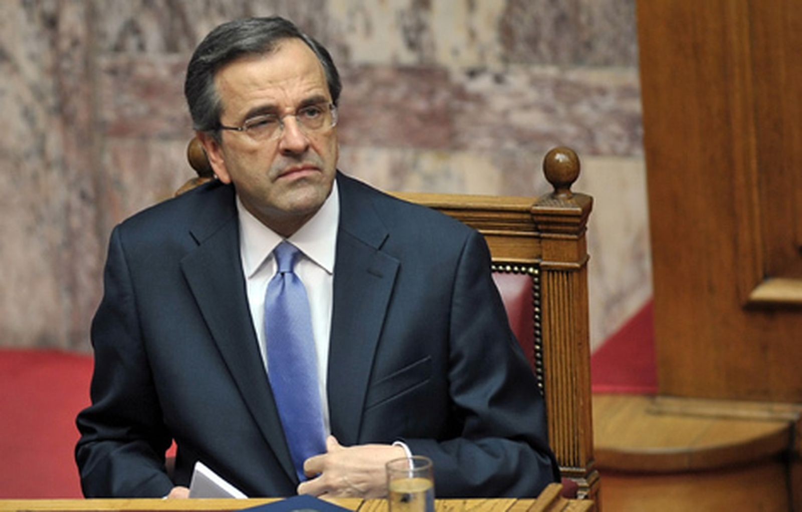Samaras no quiere más ayudas para Grecia, pero reclama "aire para respirar"
