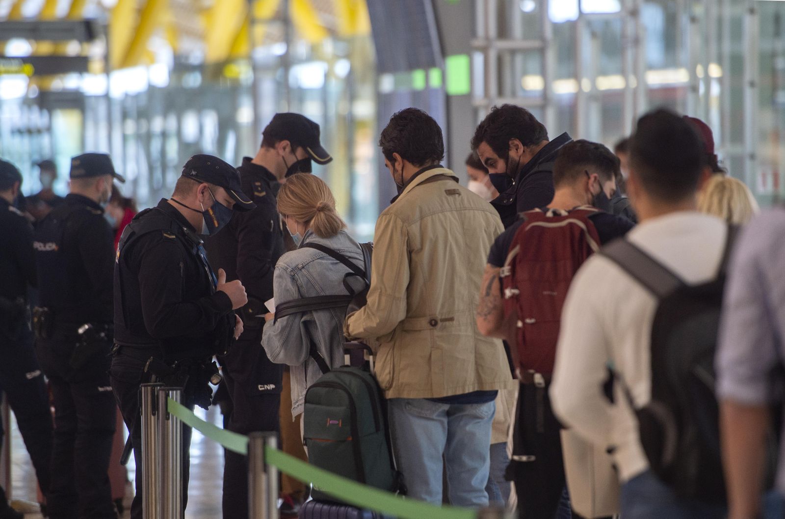 Control policial en el aeropuerto Adolfo Suárez - Madrid Barajas