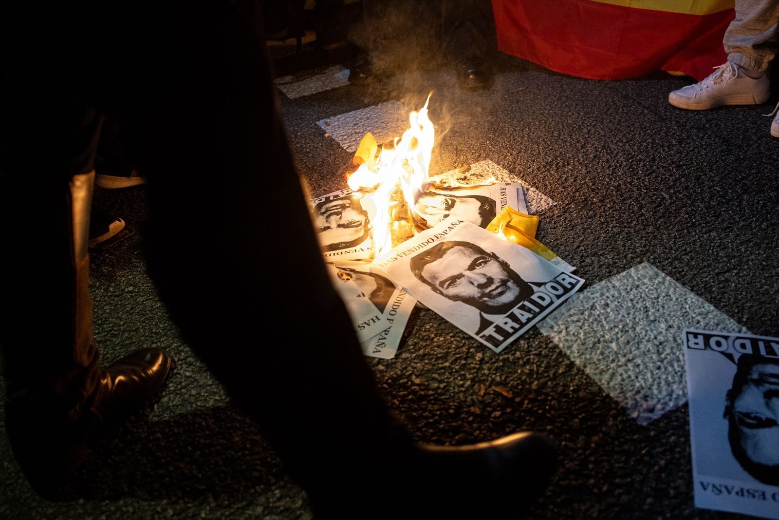 Carteles quemados con la imagen de Pedro Sánchez en Barcelona