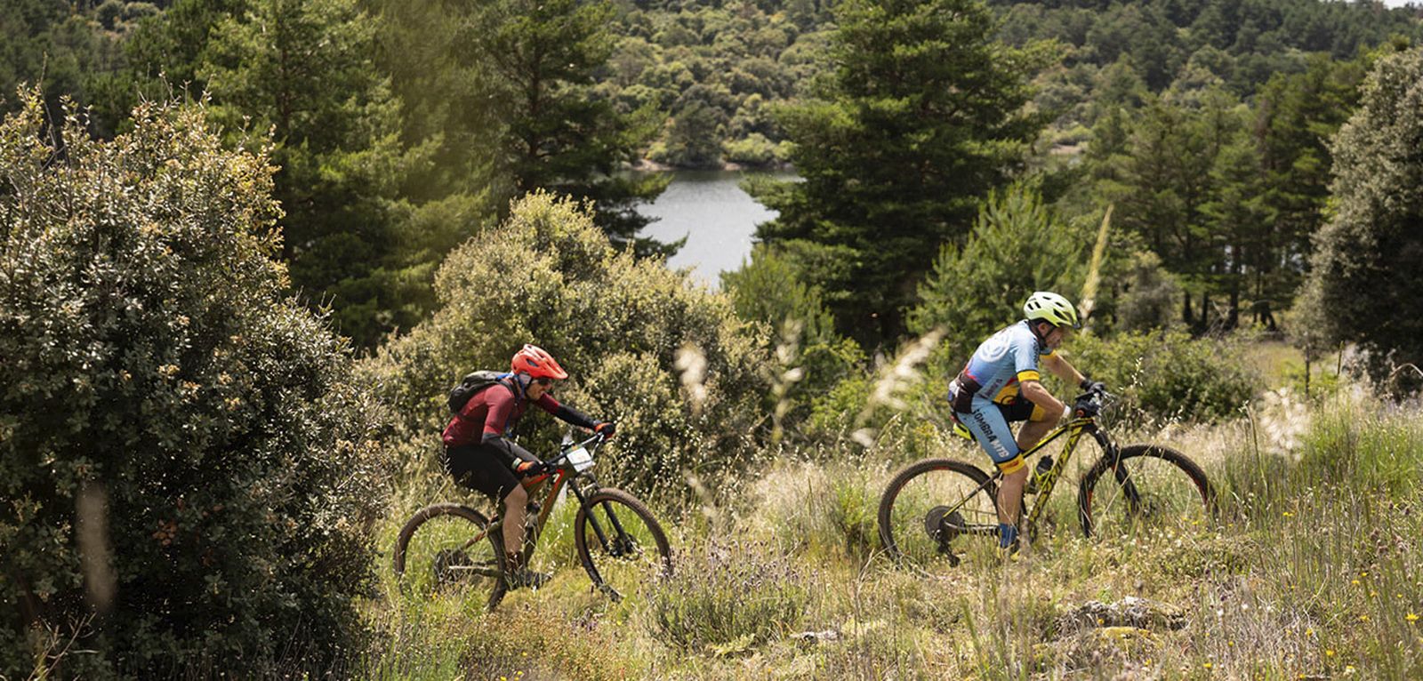 Dos ciclistas en un tramo de los 117 kilómetros por los que transcurre la Madrid-Segovia MBT