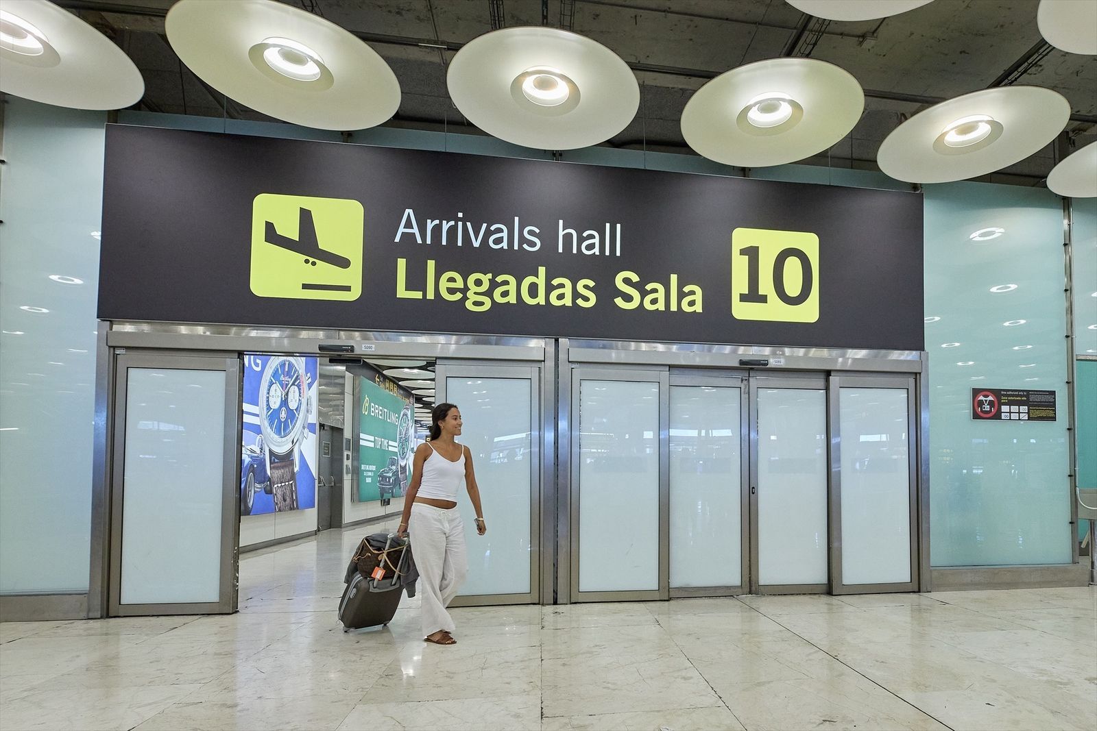 Un a viajera llega a la Terminal 4 del Aeropuerto Adolfo Suárez Madrid-Barajas