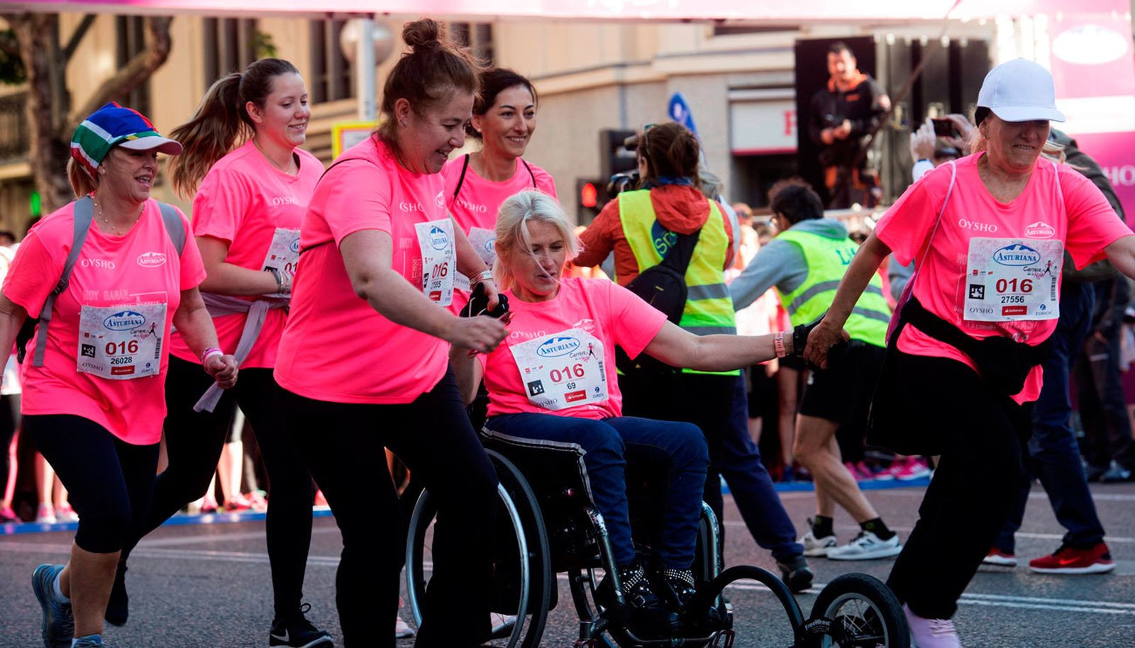 Una 'marea rosa' de 36.000 mujeres toman las calles de Madrid
