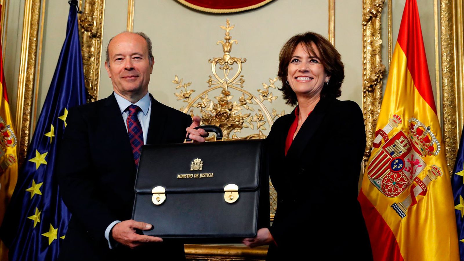 El nuevo ministro de Justicia, Juan Carlos Campo recibe la cartera de manos de su antecesora Dolores Delgado