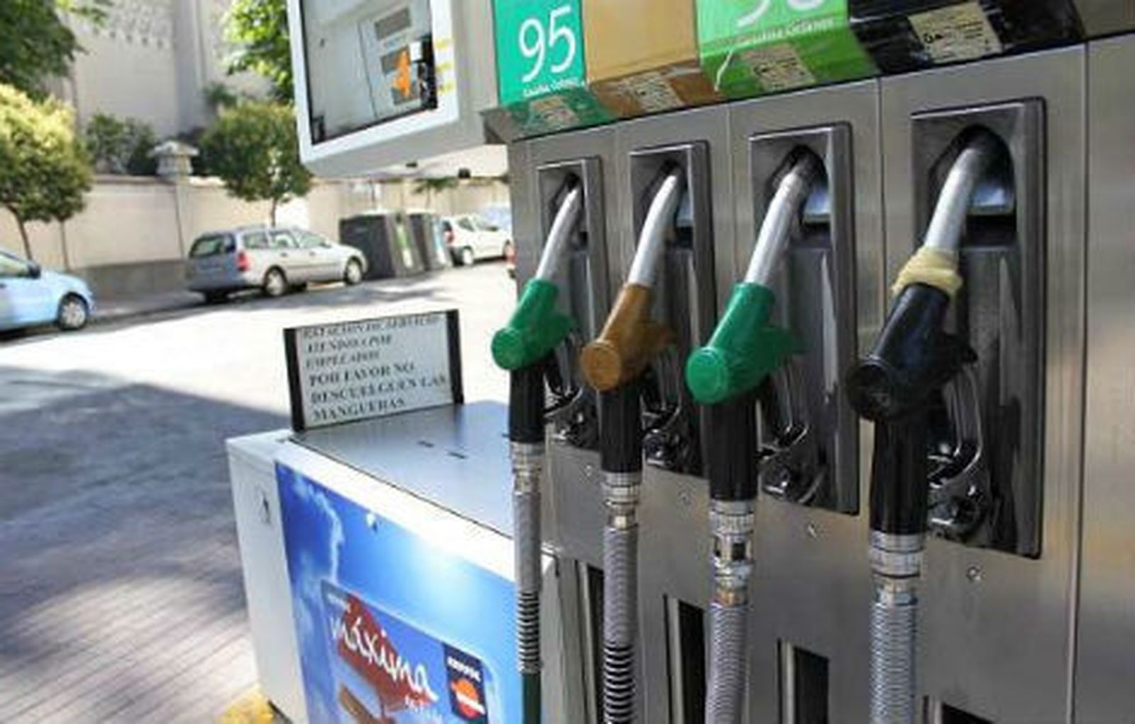 El Gobierno estudia liberalizar la instalación  de gasolineras en autopistas y autovías