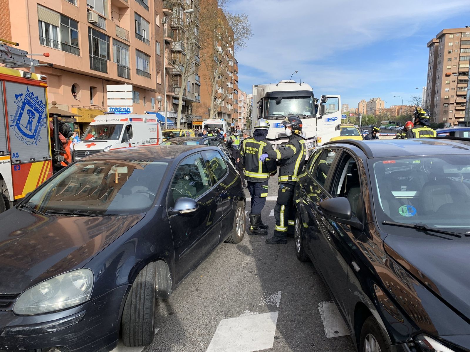 Bomberos del Ayuntamiento separan los vehículos implicados en el accidente
