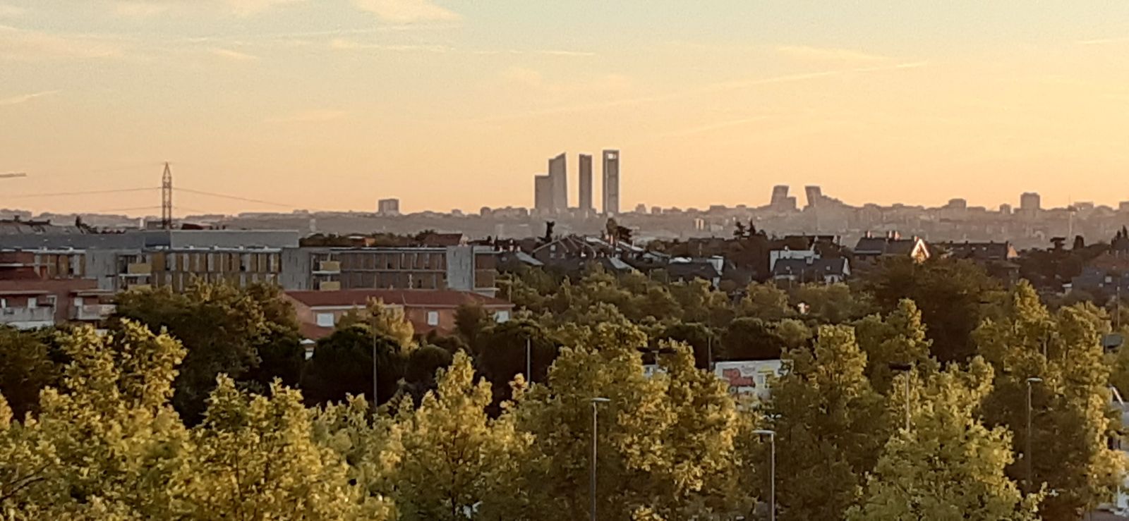 Aspecto del cielo de Madrid a primera hora de este viernes