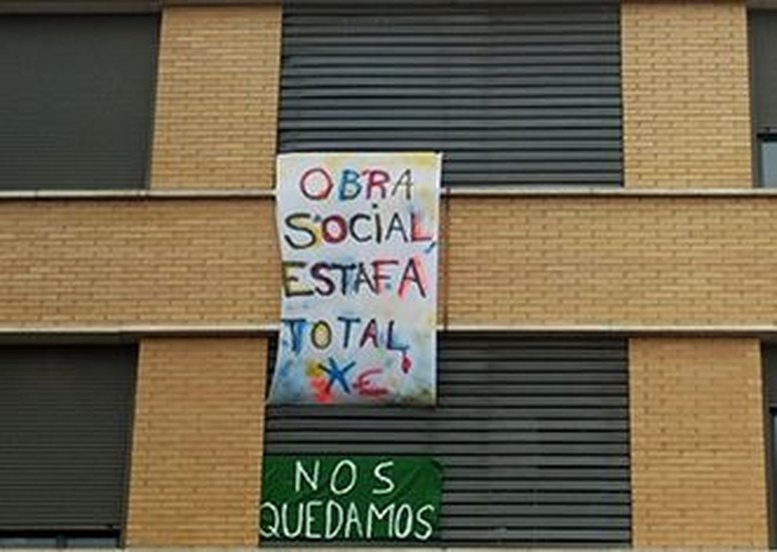 Pancarta en un edificio de la calle Mazaterón, en el Ensanche de Vallecas, Villa de Vallecas
