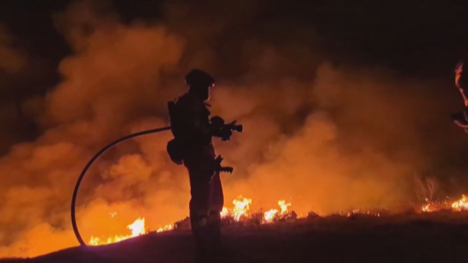 Madrid amplía los medios de bomberos y forestales para la extinción del fuego de Peñalba de la Sierra