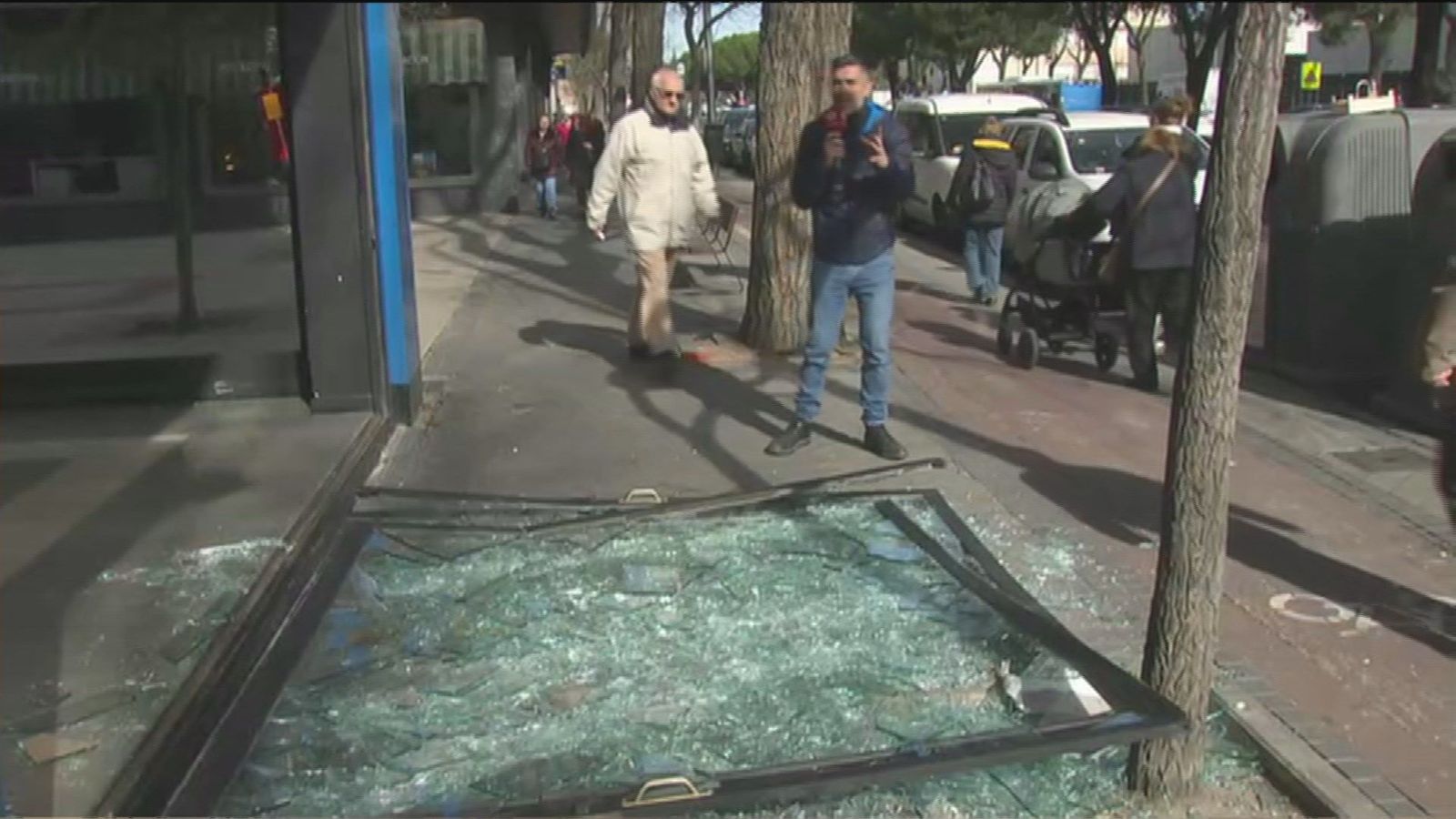 Alunizaje en Ciudad Lineal para robar dos coches de alto valor en un concesionario