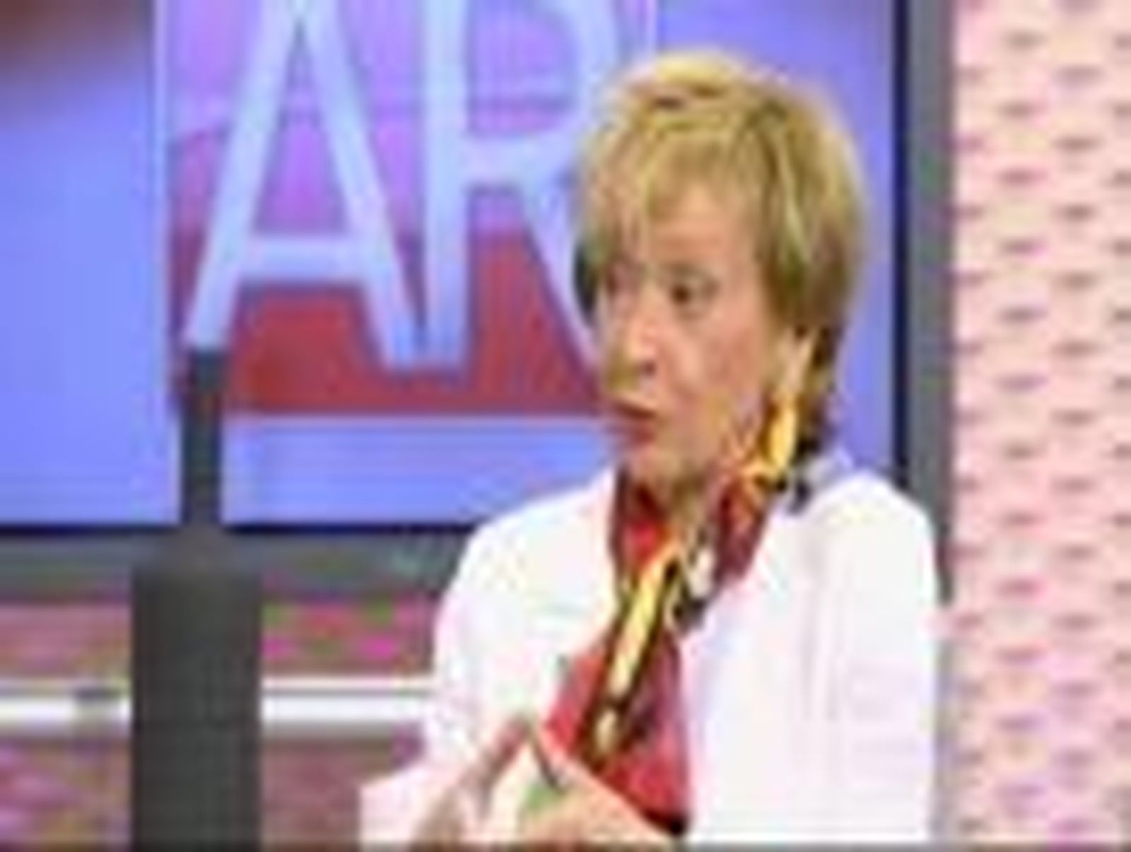 María Teresa Fernández de la Vega es entrevistada