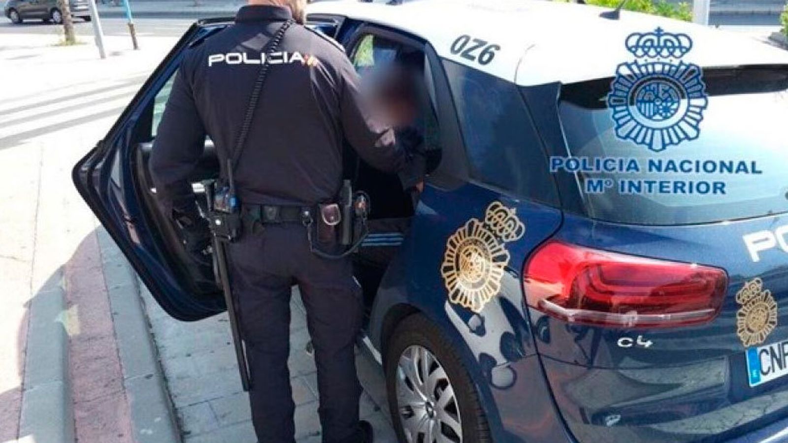 La Policía Nacional traslada a un detenido