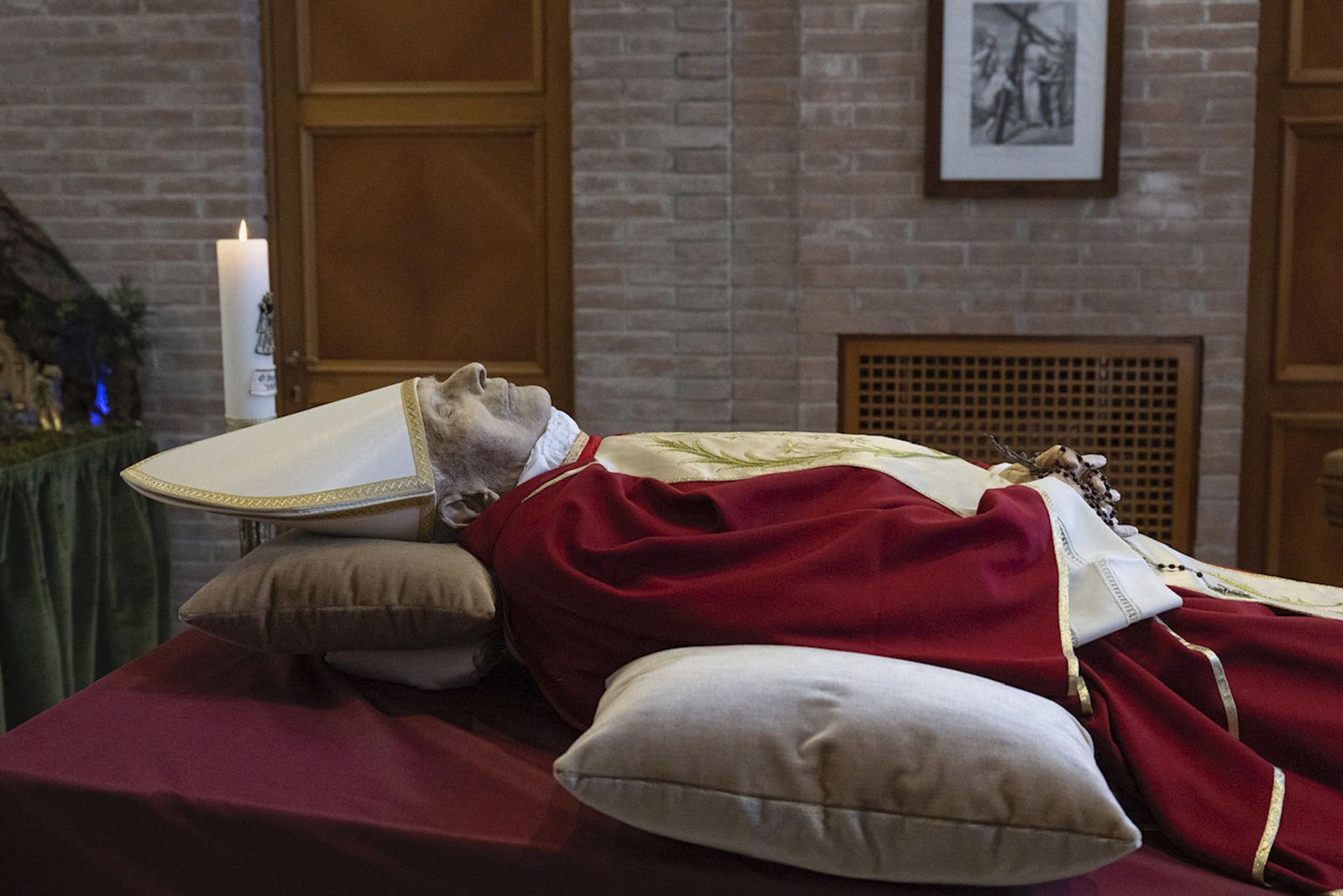 Benedicto XVI, con casulla pontificia y sin palio en primeras fotografías