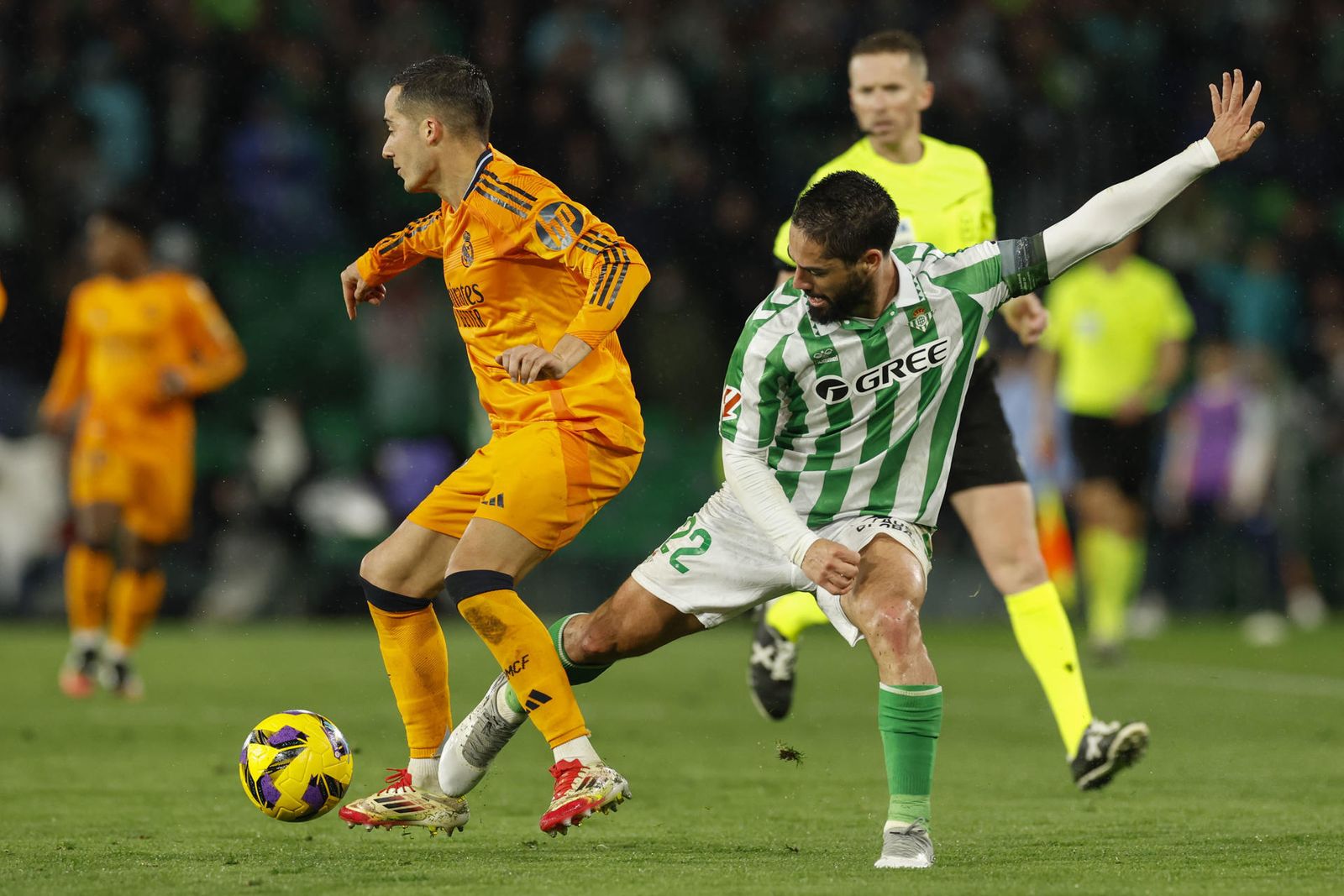 Isco pelea un balón con Lucas Vázquez