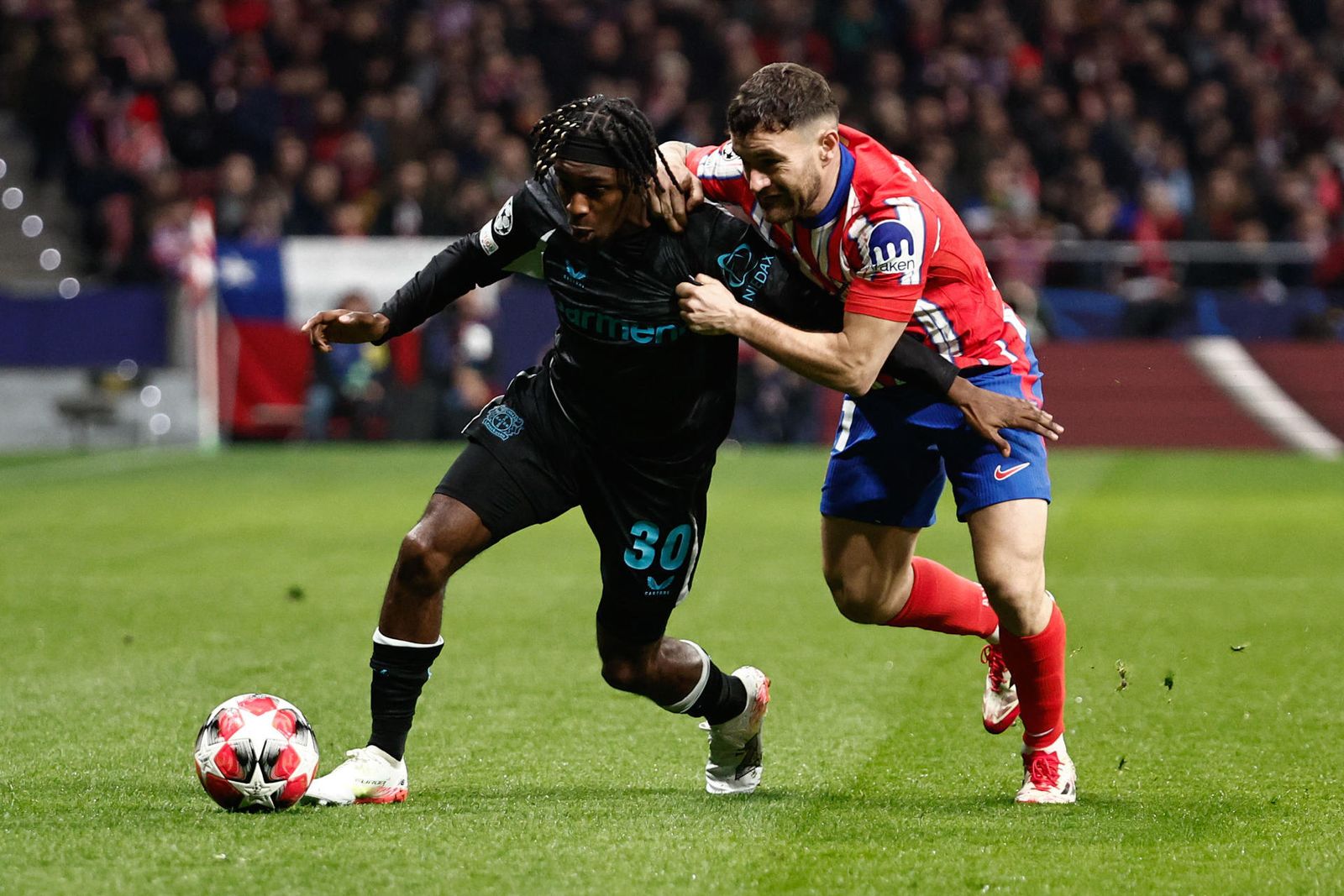 Javi Galán ante el Bayer Leverkusen