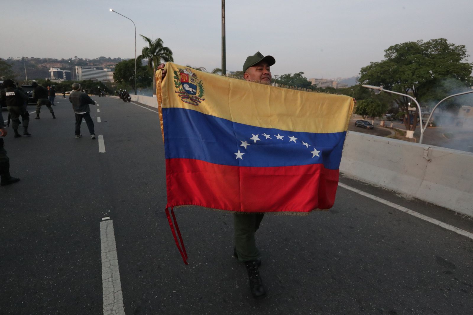 Un simpatizante de Juan Guaidó muestra la bandera venezolana
