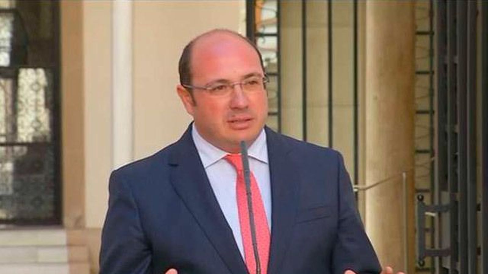 El juez acusa al presidente de Murcia y a una senadora de fraude y cohecho