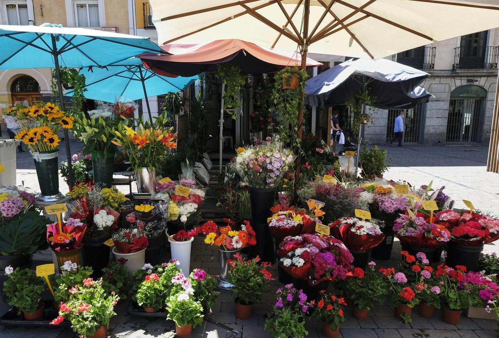 Puesto de flores en la Plaza de Tirso de Molina
