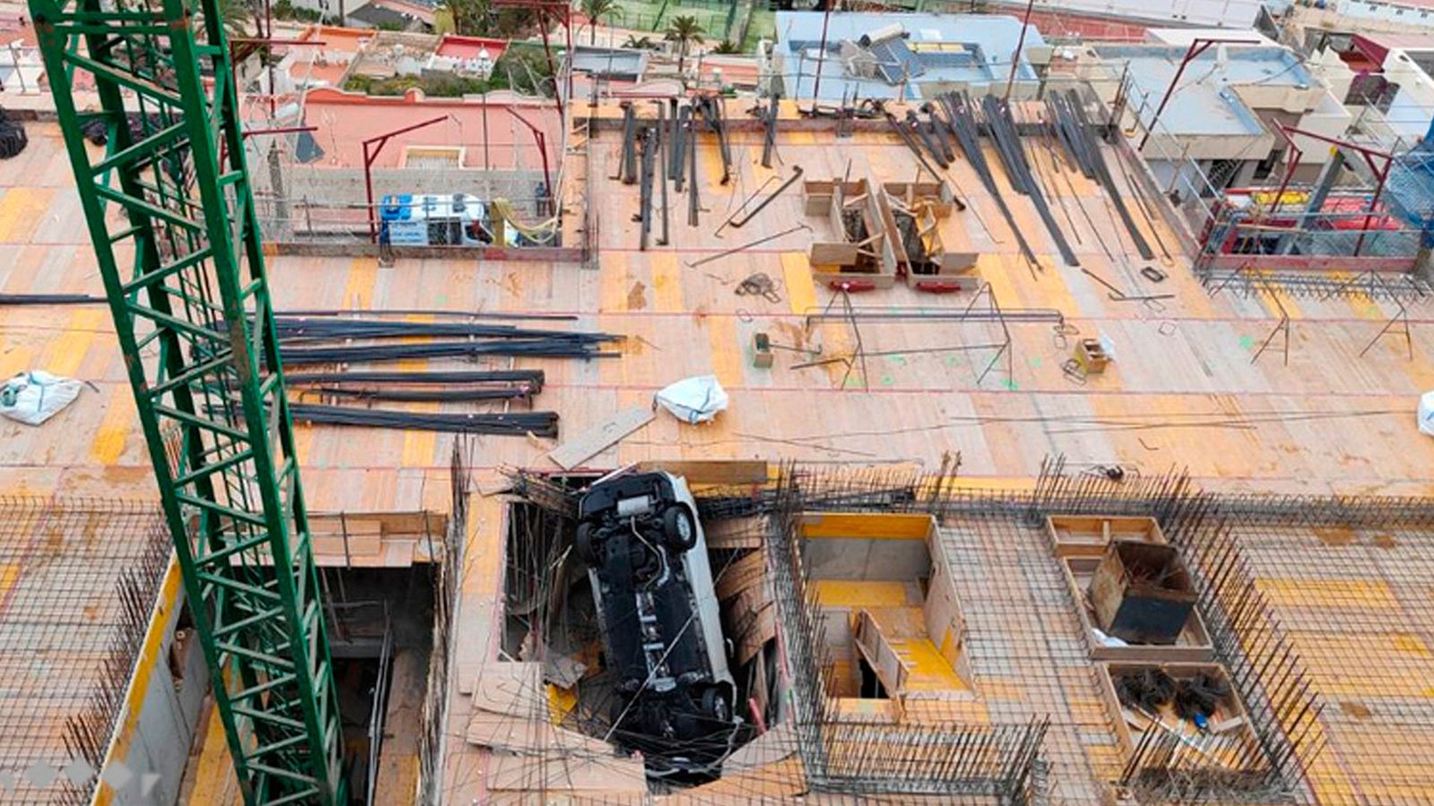 Un coche cae al vacío en Gran Canaria y su conductor sale ileso de milagro