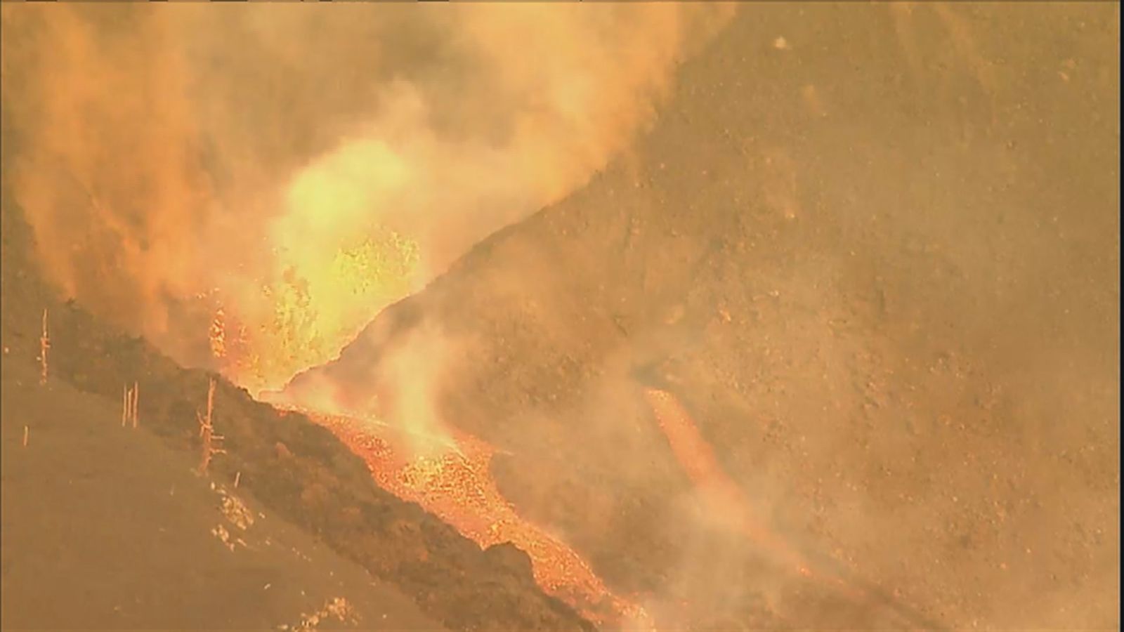 Dos nuevas bocas eruptivas vierten lava y ceniza sobre La Palma