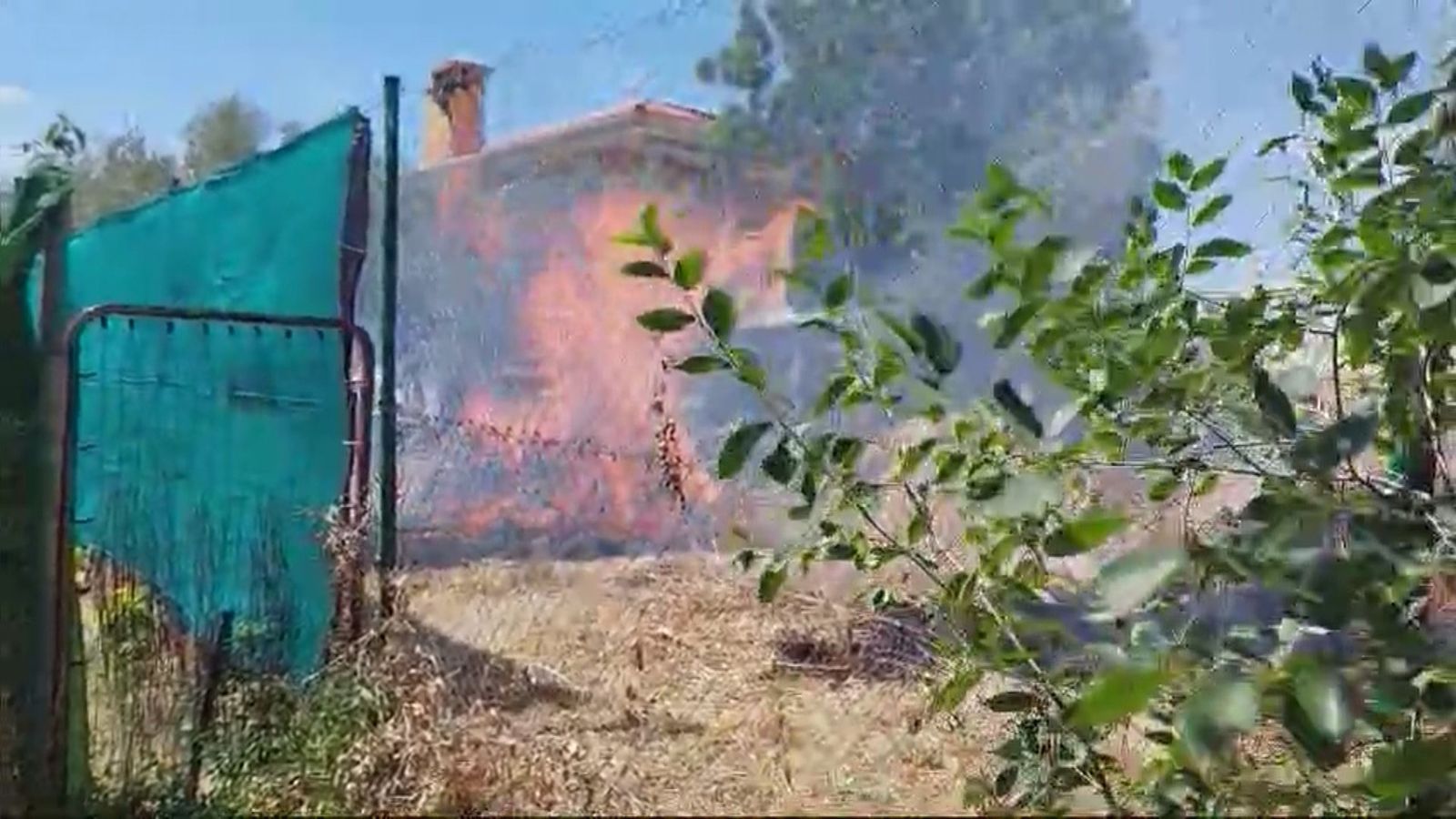 Decenas de vecinos desalojados por un incendio de pastos en Colmenar de Oreja