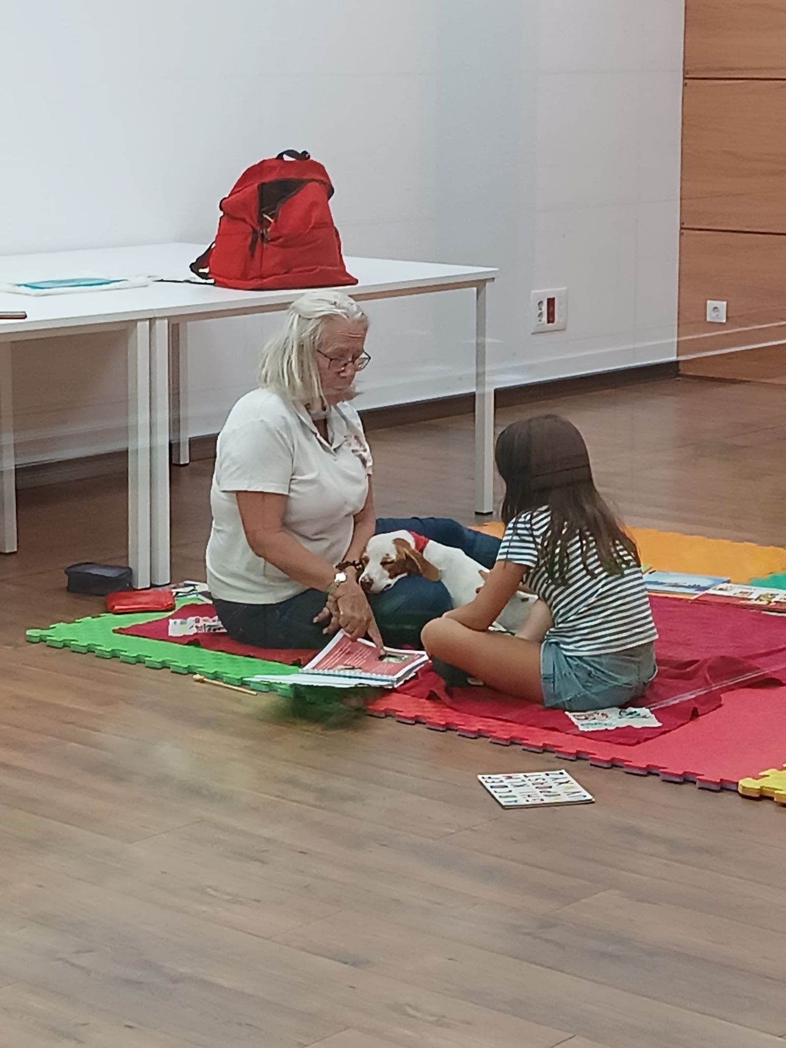 'Perico', en una sesión de lectura en la biblioteca de Galapagar