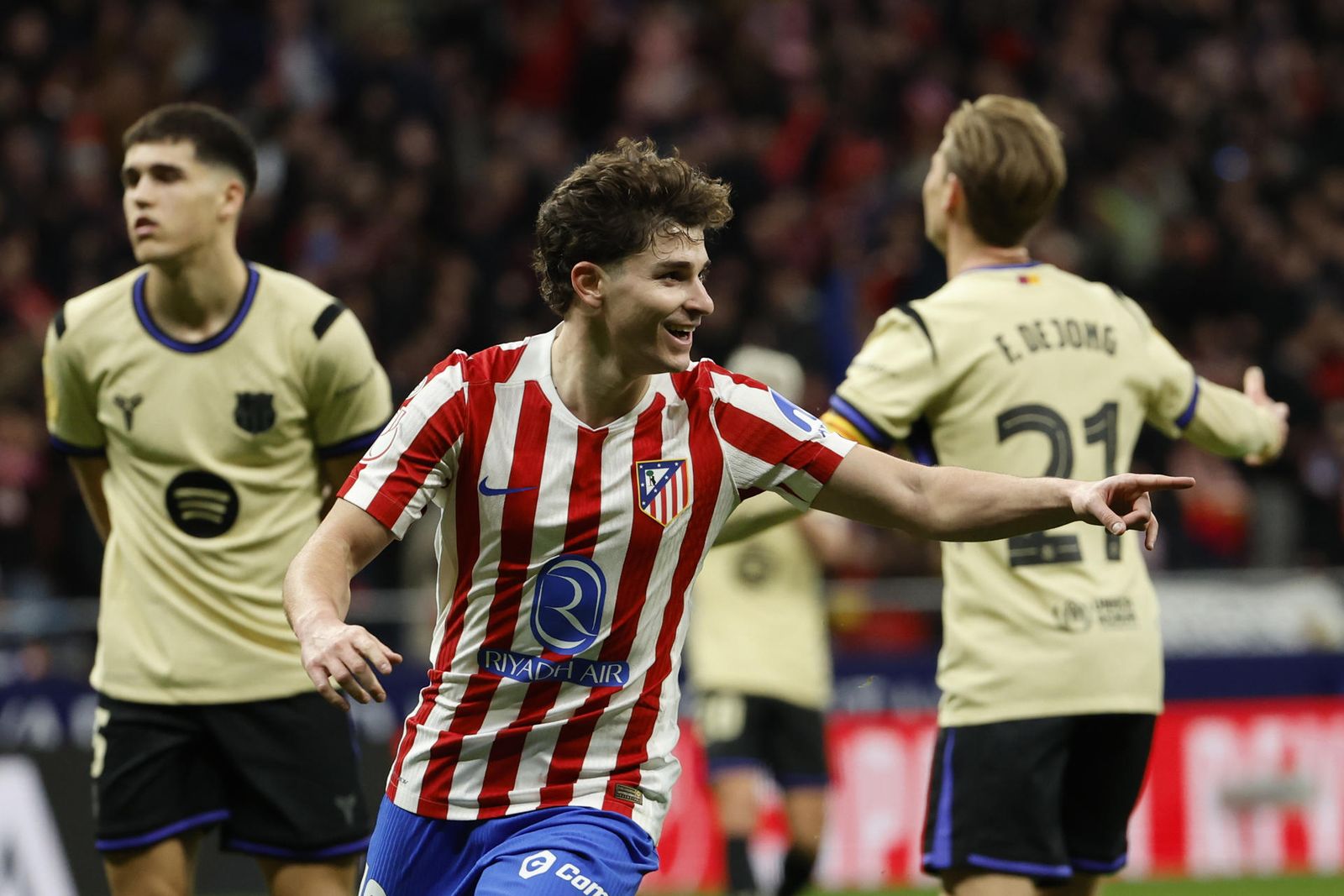 Julián Alvarez ante el Barcelona