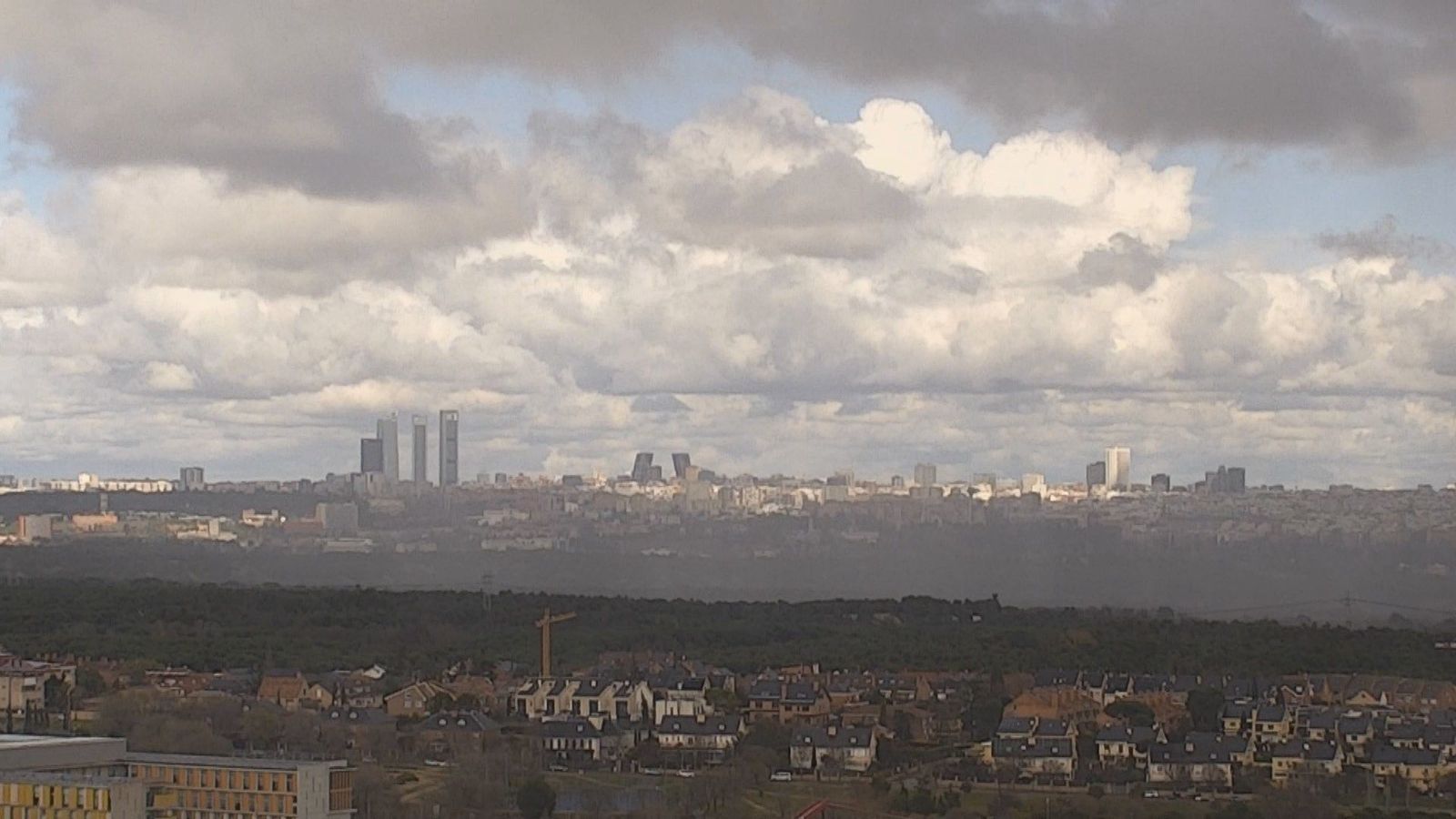 Nubes y temperaturas algo más bajas este lunes en la Comunidad de Madrid