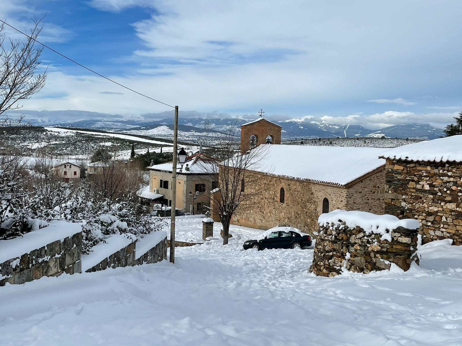 Vista de Robledillo de la Jara tras la nevada