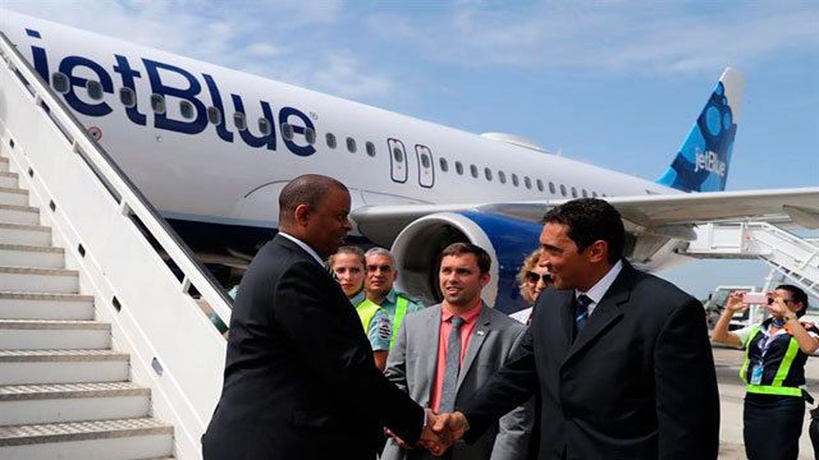 Aterriza en suelo cubano el primer vuelo regular procedente de EEUU desde 1961