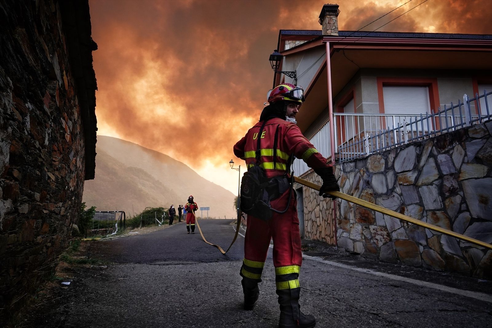 Efectivos de la UME trabajan contra un incendio en Castilla y León