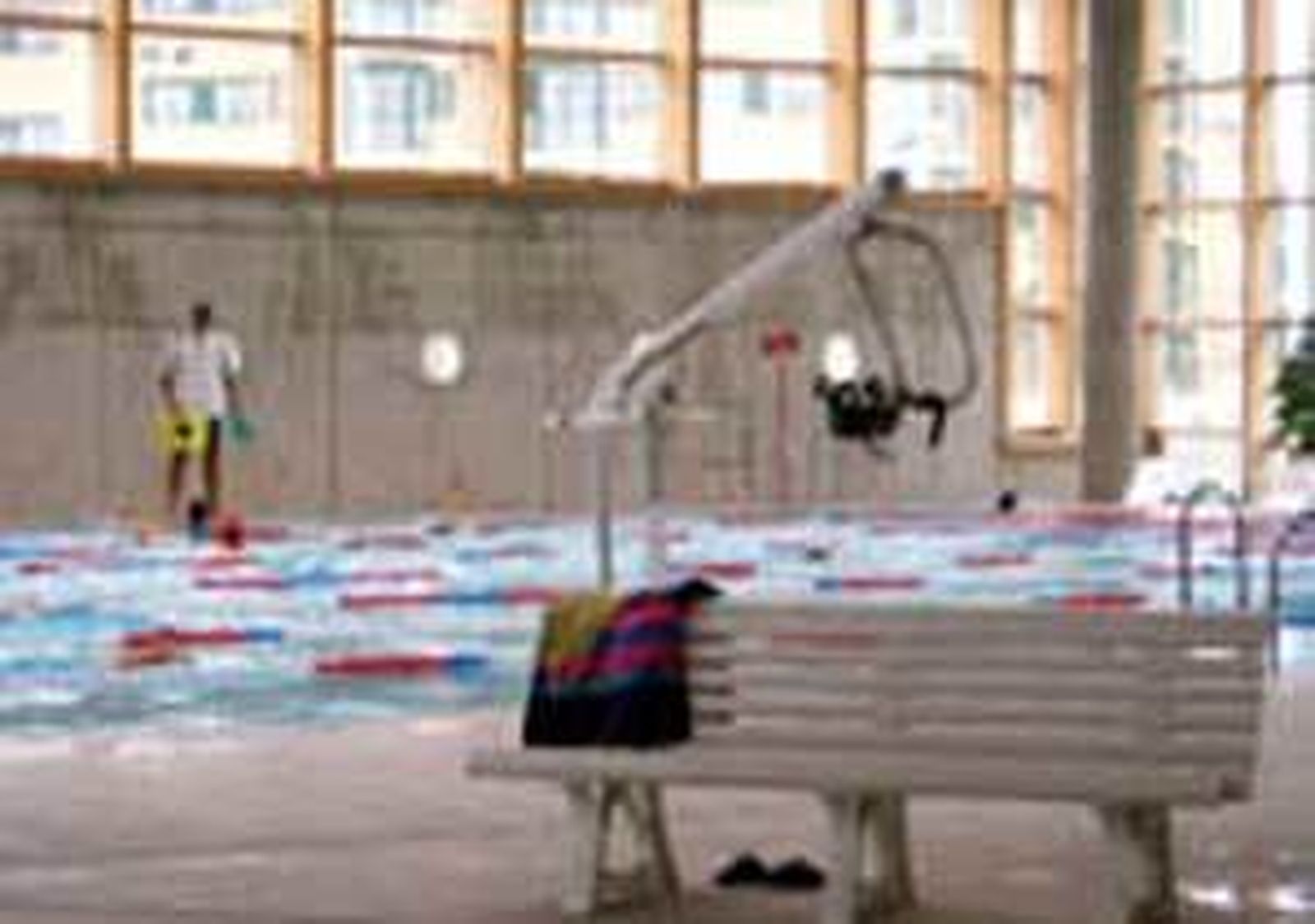 Un hombre de 70 años muy grave tras desvanecerse en un polideportivo de Barajas