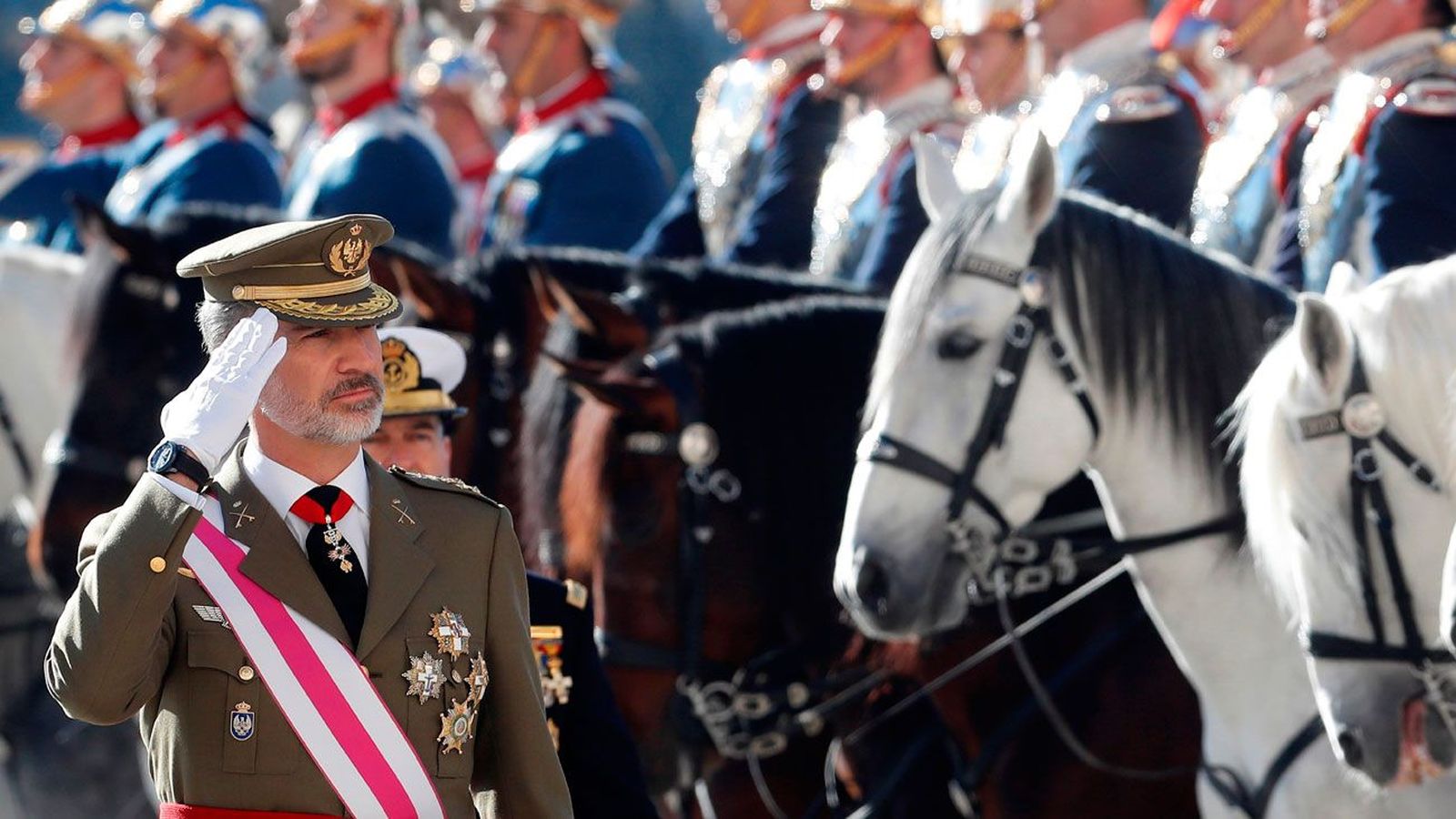 El Rey ensalza la bandera como símbolo de unidad