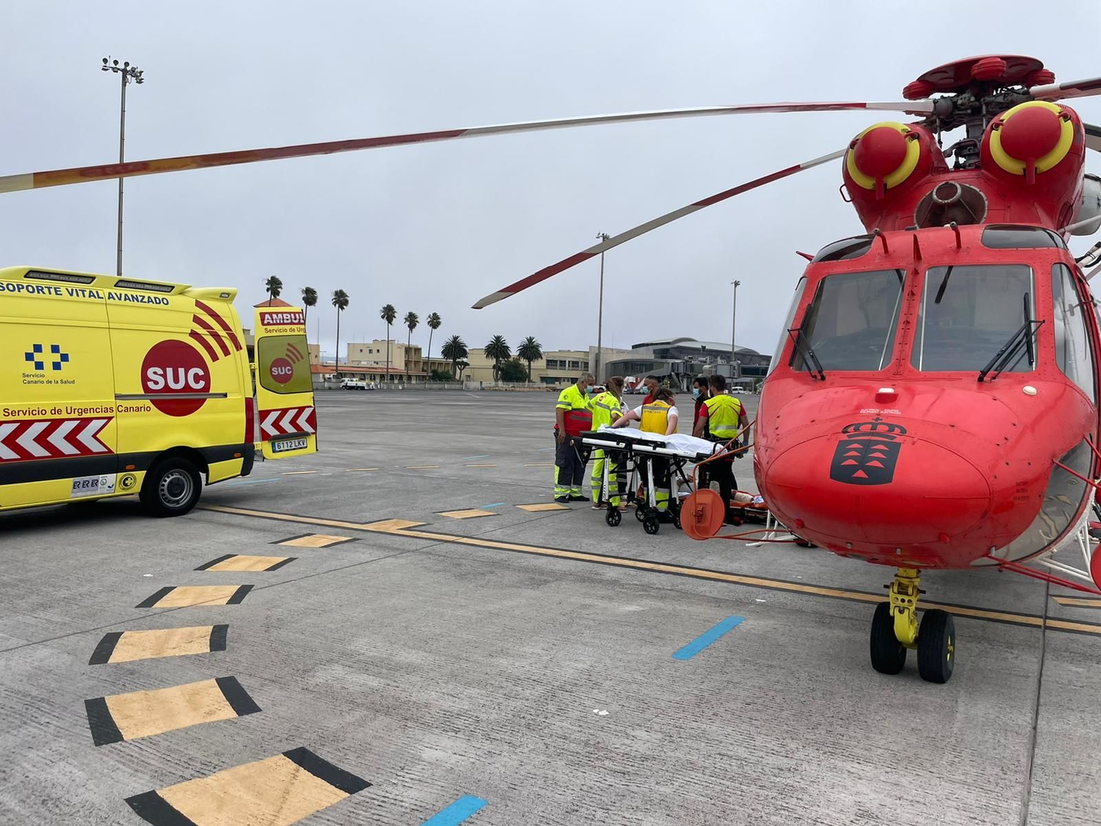Efectivos de emergencias de Tenerife trasladan a  un hombre de 79 años herido mientras practicaba  el salto del pastor en Buenavista del Norte)