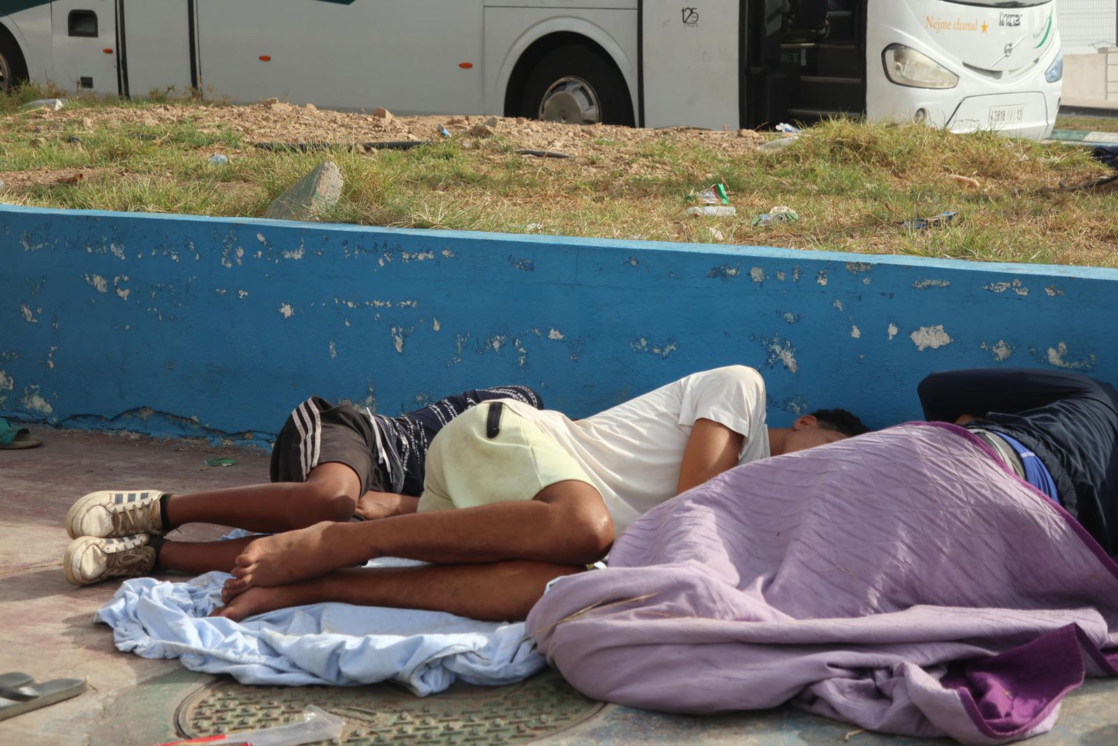 Cesa el flujo de migrantes entrando a Ceuta mientras Policía y Ejército tratan de llevar a los que quedan a la frontera