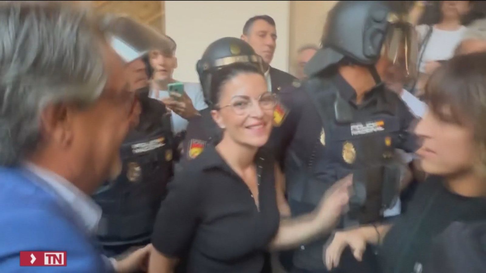 Intentan impedir con un 'escrache' una conferencia de Macarena Olona en la Universidad de Granada
