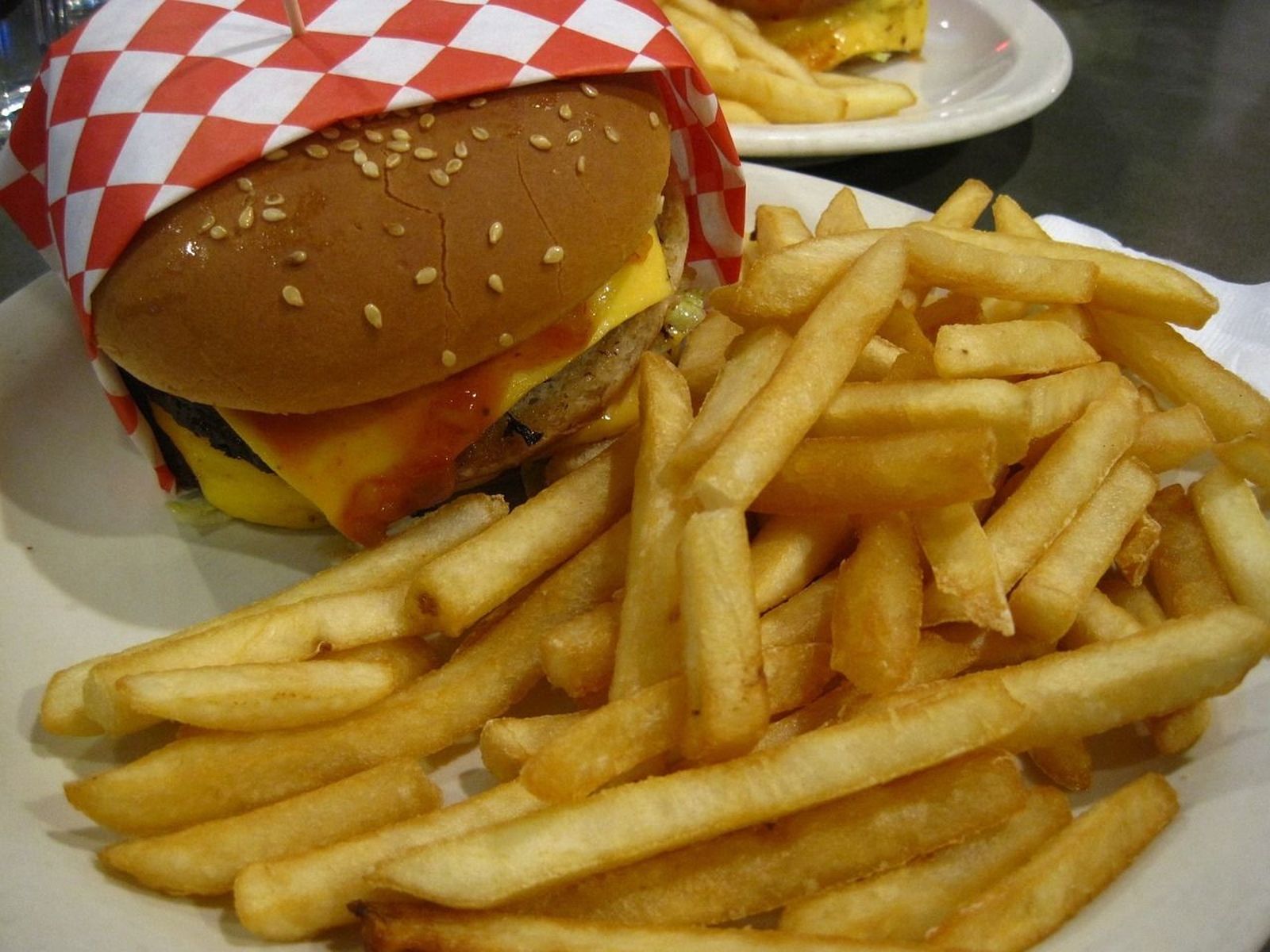 Comida rápida cada 65 metros: una adicción que se equipara a la del alcohol
