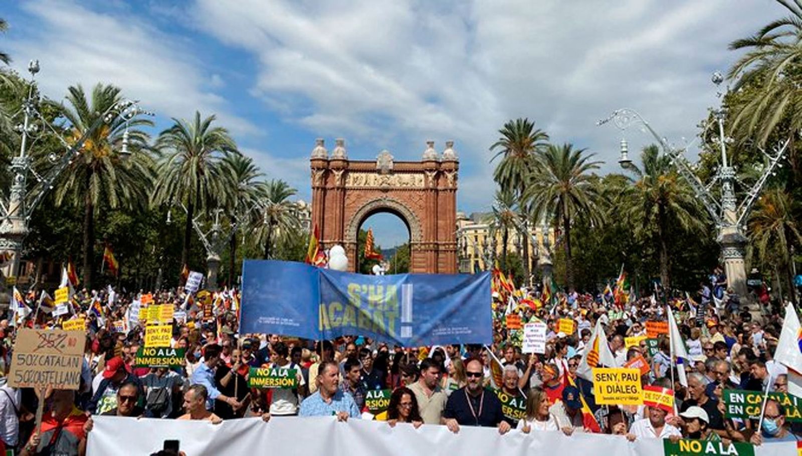 En Directo I Miles de personas se manifiestan en Barcelona para pedir que el castellano sea lengua vehicular