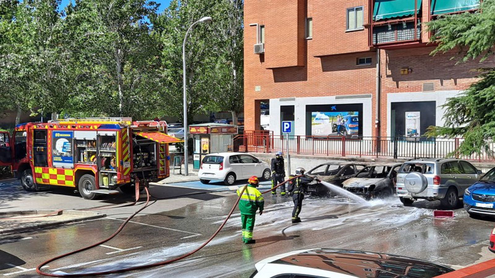 Bomberos extinguen un incendio de vehículos en Rivas en julio de este año