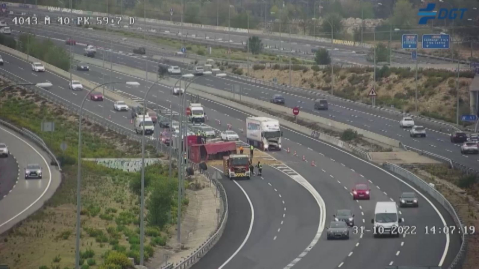 Accidente de un camión en uno de los accesos de la M-40