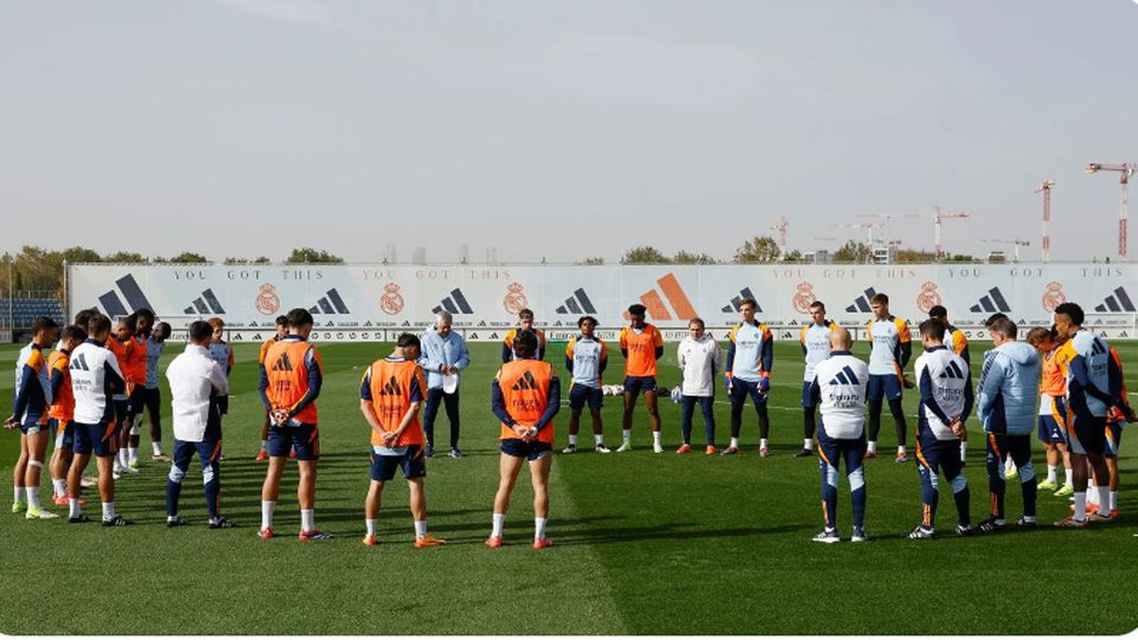 El Real Madrid guarda un minuto de silencio por las víctimas de la DANA