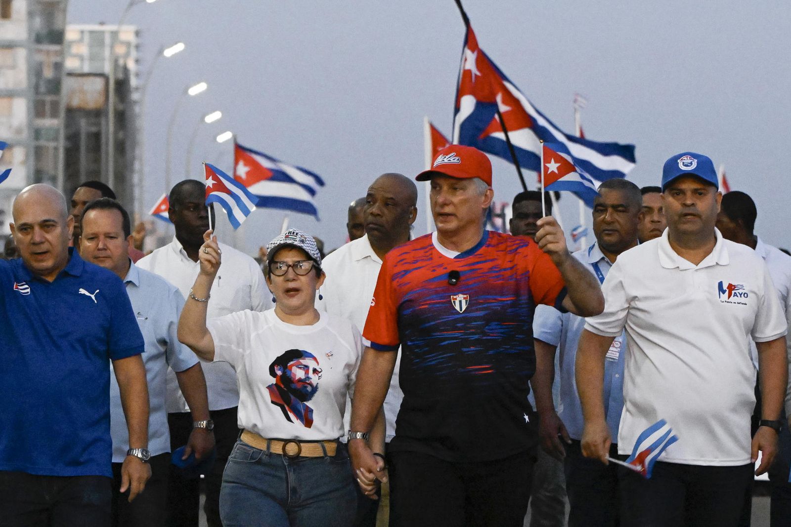 El presidente de Cuba, Miguel Diaz-Canel (c), y su esposa Lis Cuesta (c-i) participan en la conmemoración del Día Internacional del Trabajo este viernes, en La Habana