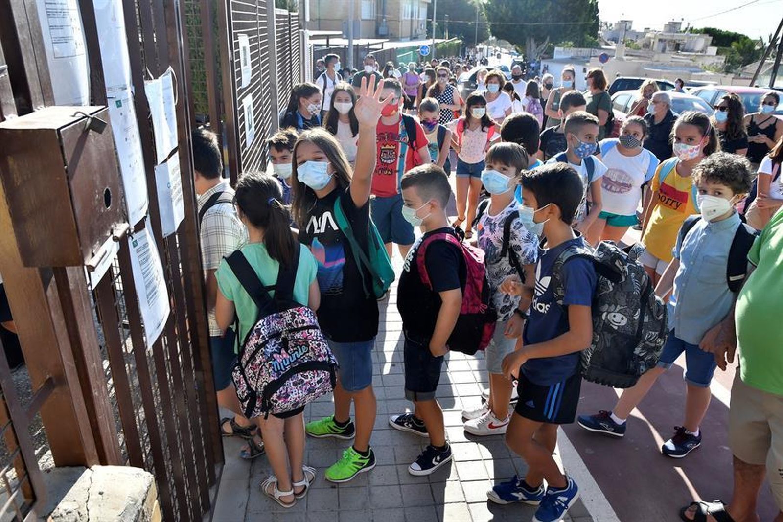 Niños entrando en un colegio