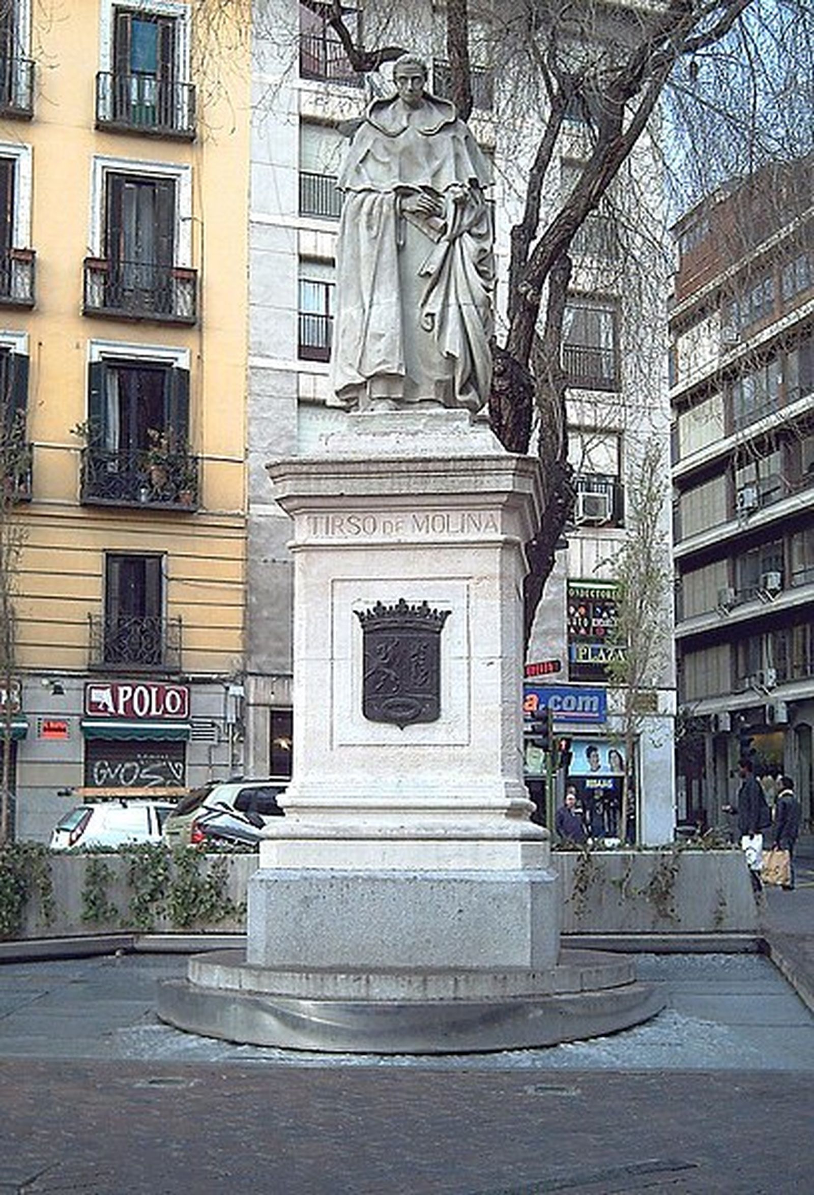 Estatua de Tirso de Molina en la plaza del mismo nombre