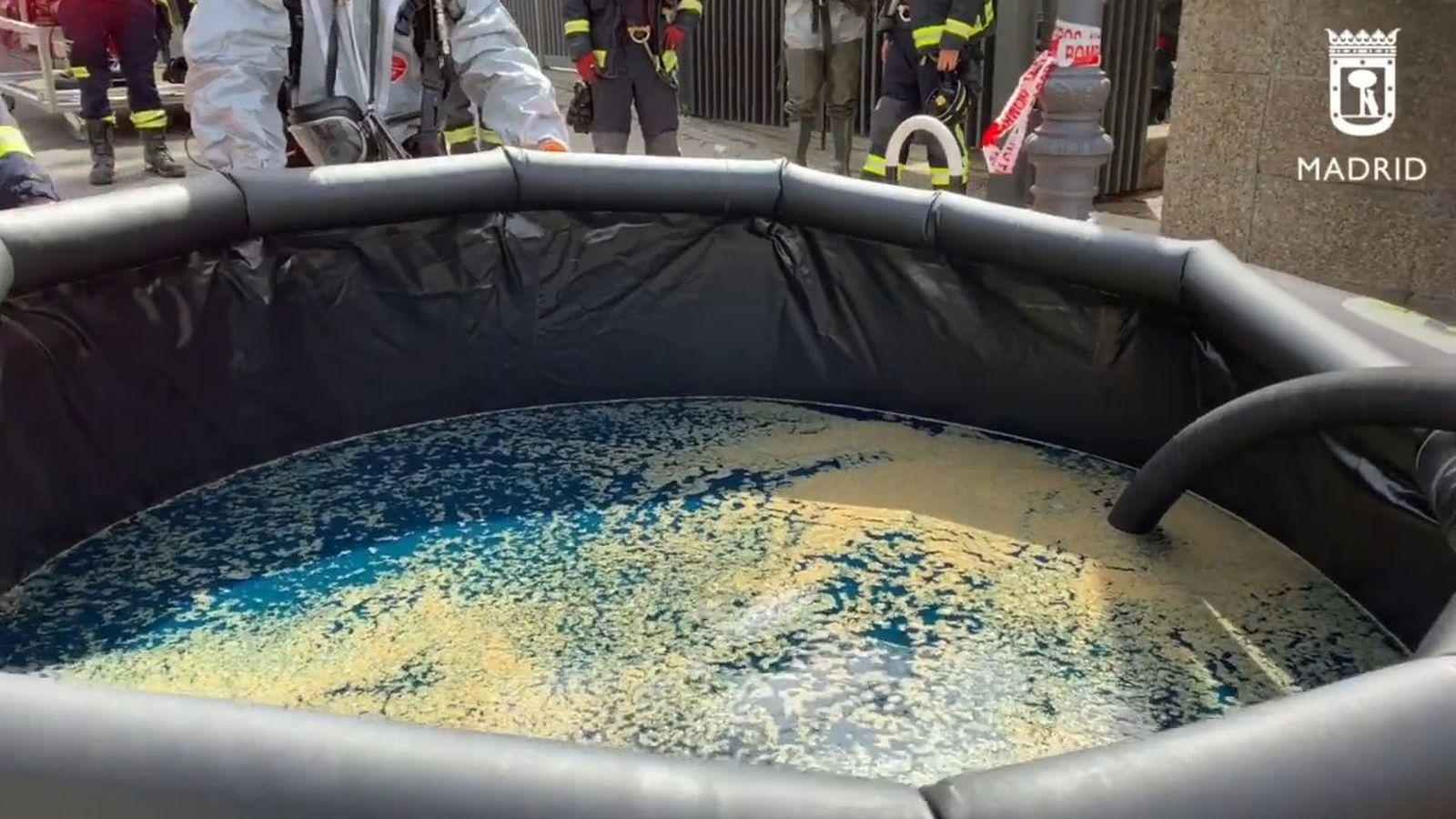 Retiran 13.000 litros de agua contaminada de gasoil tras una fuga en un bloque de Chamartín